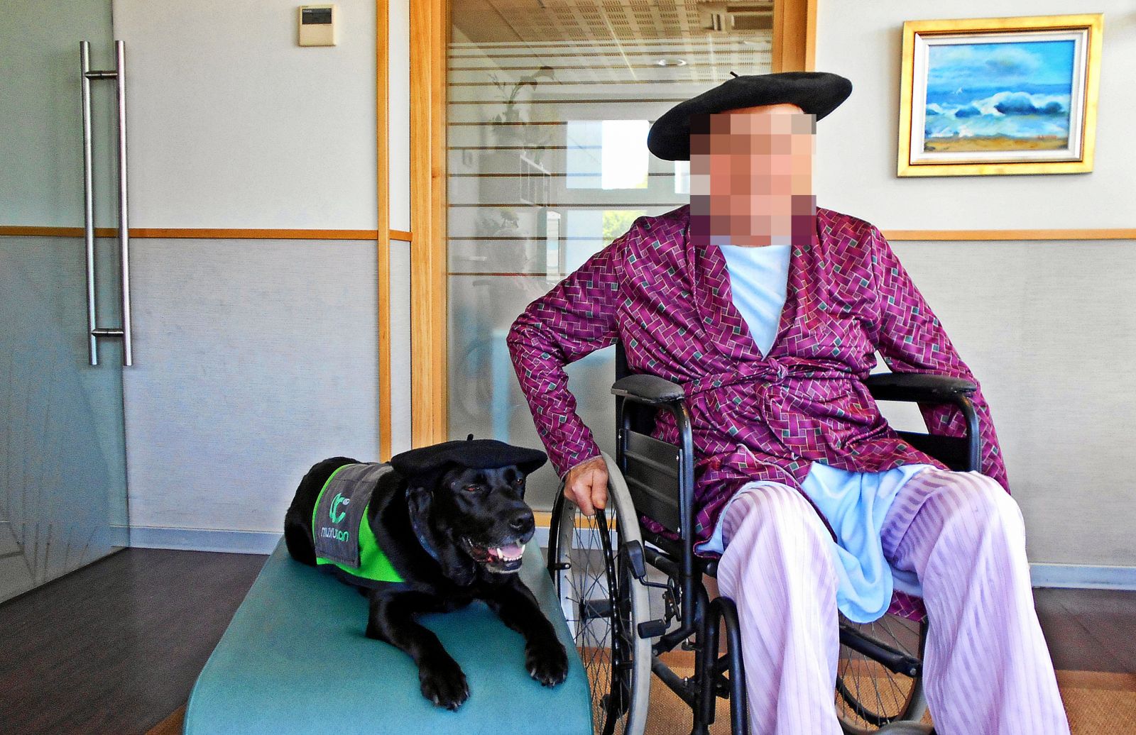 Persona participante del programa de caninoterapia junto a uno de los perros que participan en la intervención
