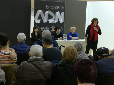 Imágen de la intervención de Mayte Sancho en la jornada de presentación de EtxeanBizi en Errenteria