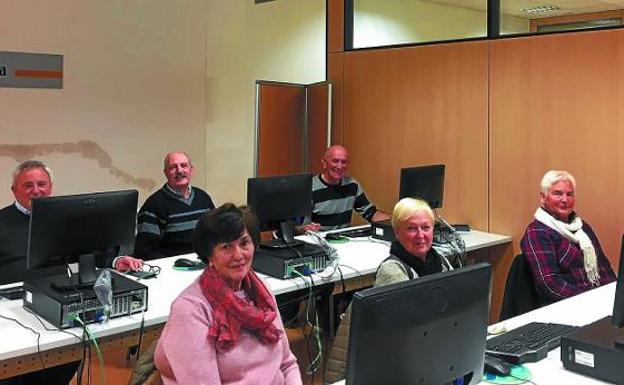 Grupo de personas mayores en un aula de informática