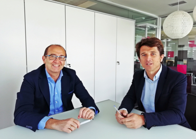 Fotografía de la firma del convenio, con Gerardo Amunarriz Pérez, director general de Matia Fundazioa, y Javier Fernández Valdivielso director general de Fundación Caja Navarra