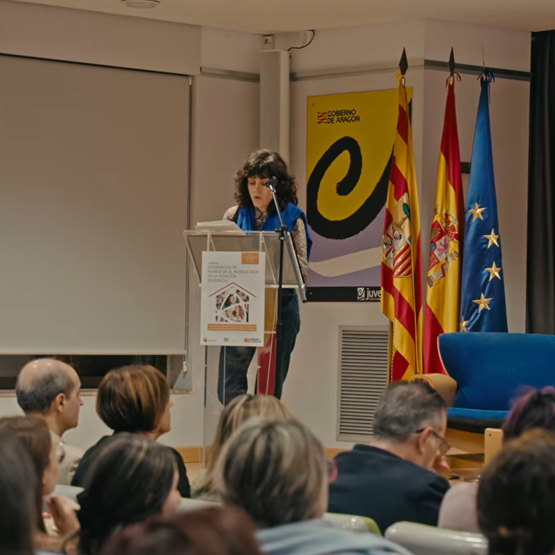 Imagen de Penélope Castejón interviniendo en la joenada sobre atención integral centrada en la persona (AICP) organizado por el IASS