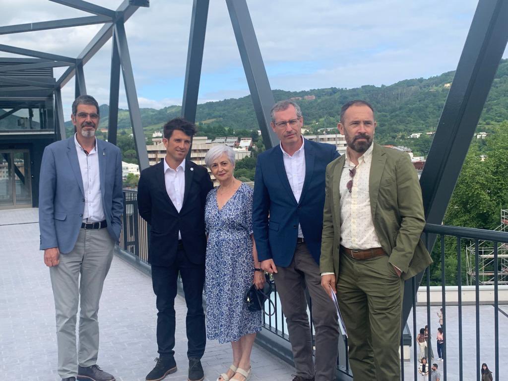 Imagen de las autoridades presentes en la presentación de Lugaritz