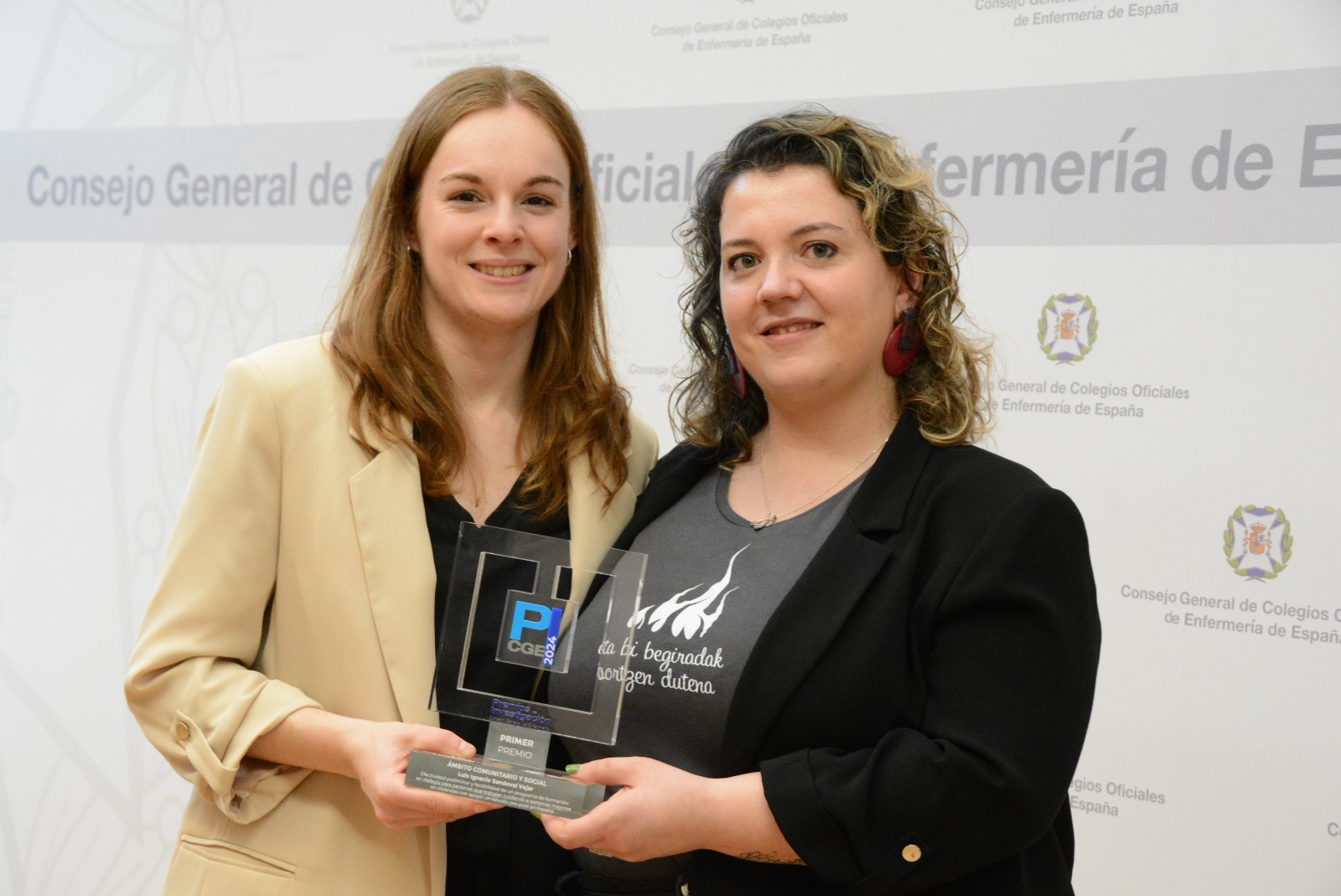 Ainara e Irune con el premio de Investigación del Consejo General de Enfermería