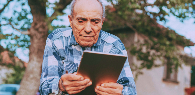 Persona mayor interactuando con una tablet