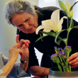 Mujeres mayores cuidan de unas flores