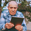 Persona mayor interactuando con una tablet