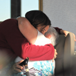 Terapeuta ocupacional abraza a una mujer a la que acompaña