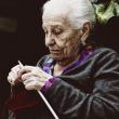 Mujer mayor tejiendo