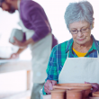 Una mujer mayor participa en un taller de cerámica