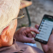Persona mayor usando el teléfono móvil