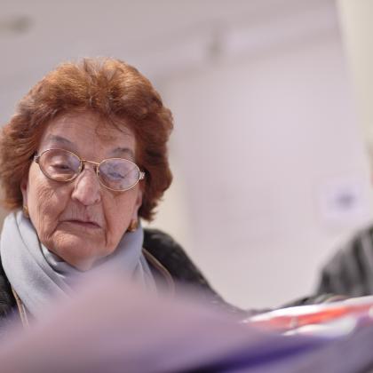 Mujer mayor leyendo durante una actividad con personas con demencia