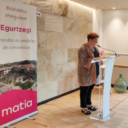 Jaione Artieda, directora de Egurtzegi, durante la presentación de estas viviendas