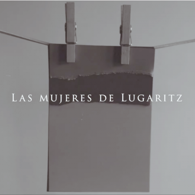 Título del cortometraje: "Las mujeres de Lugaritz" sobre un bloc de notas colgado con de una cuerdas con unas pinzas