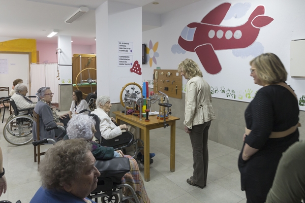 Eva Tenazos en una visita al centro residencial San Cándido (foto: Archivo Lara Revilla)